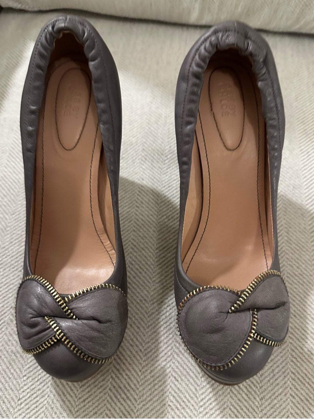 See By Chloé Gray Leather Knot Heels with Gold Zipper Trim 39.5